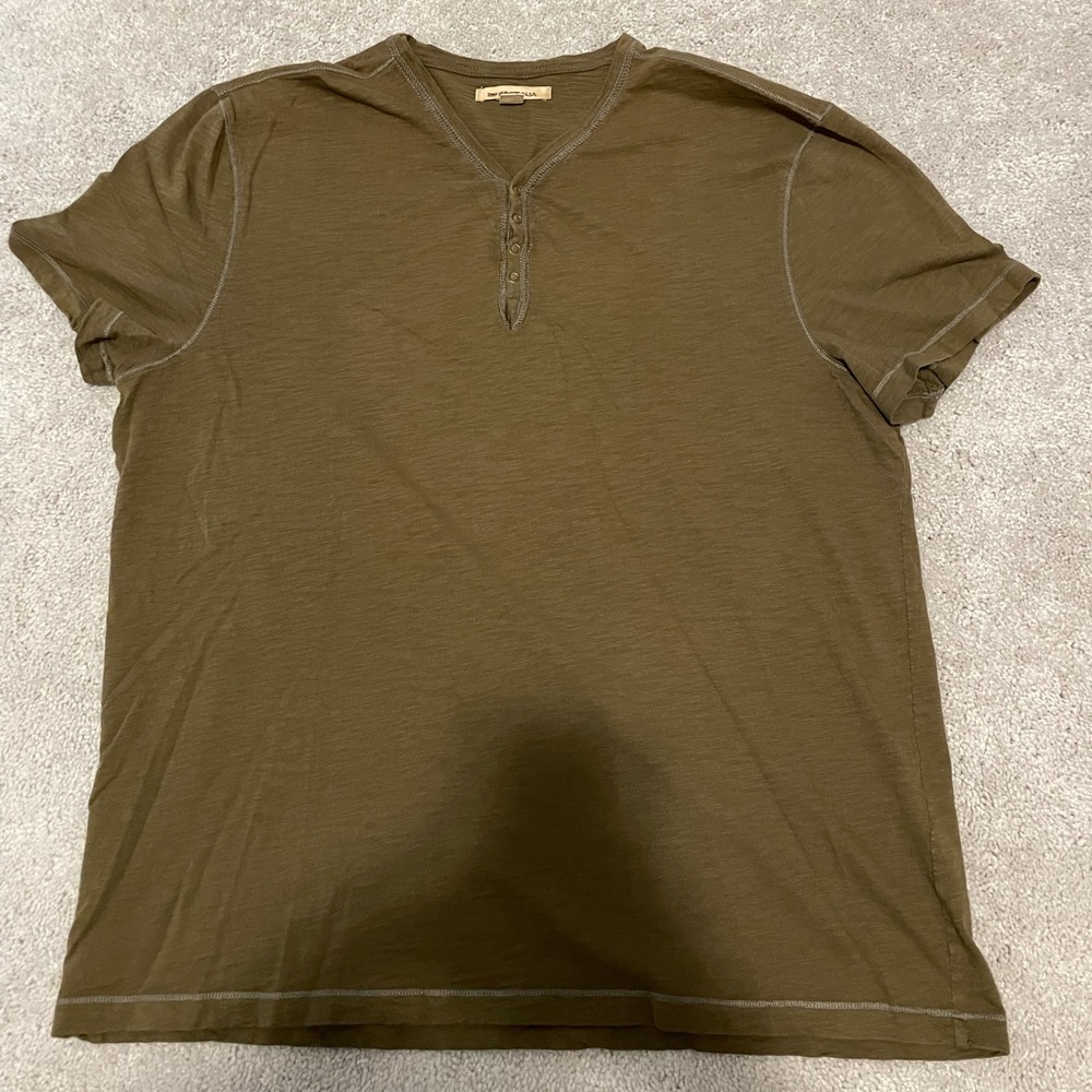 EUC John Varvatos U.S.A. Men’s 100% cotton olive v-neck snap close t-shirt XL.